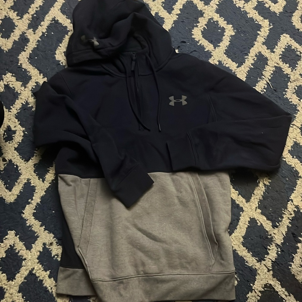 Men’s size small under armour hoodie